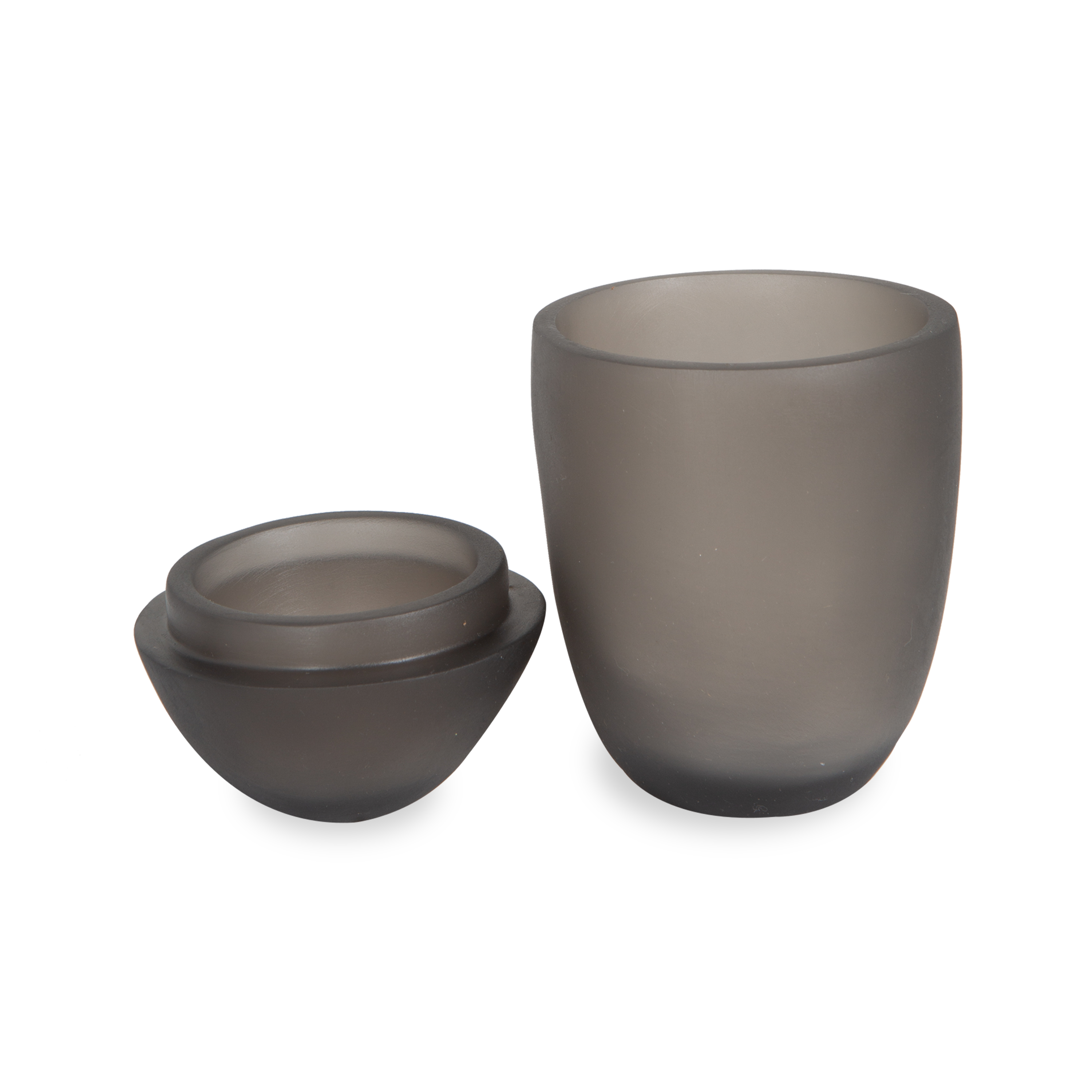 The refined, yet simple design of the Resin Collection is a stylish way to neatly organize small bath necessities.