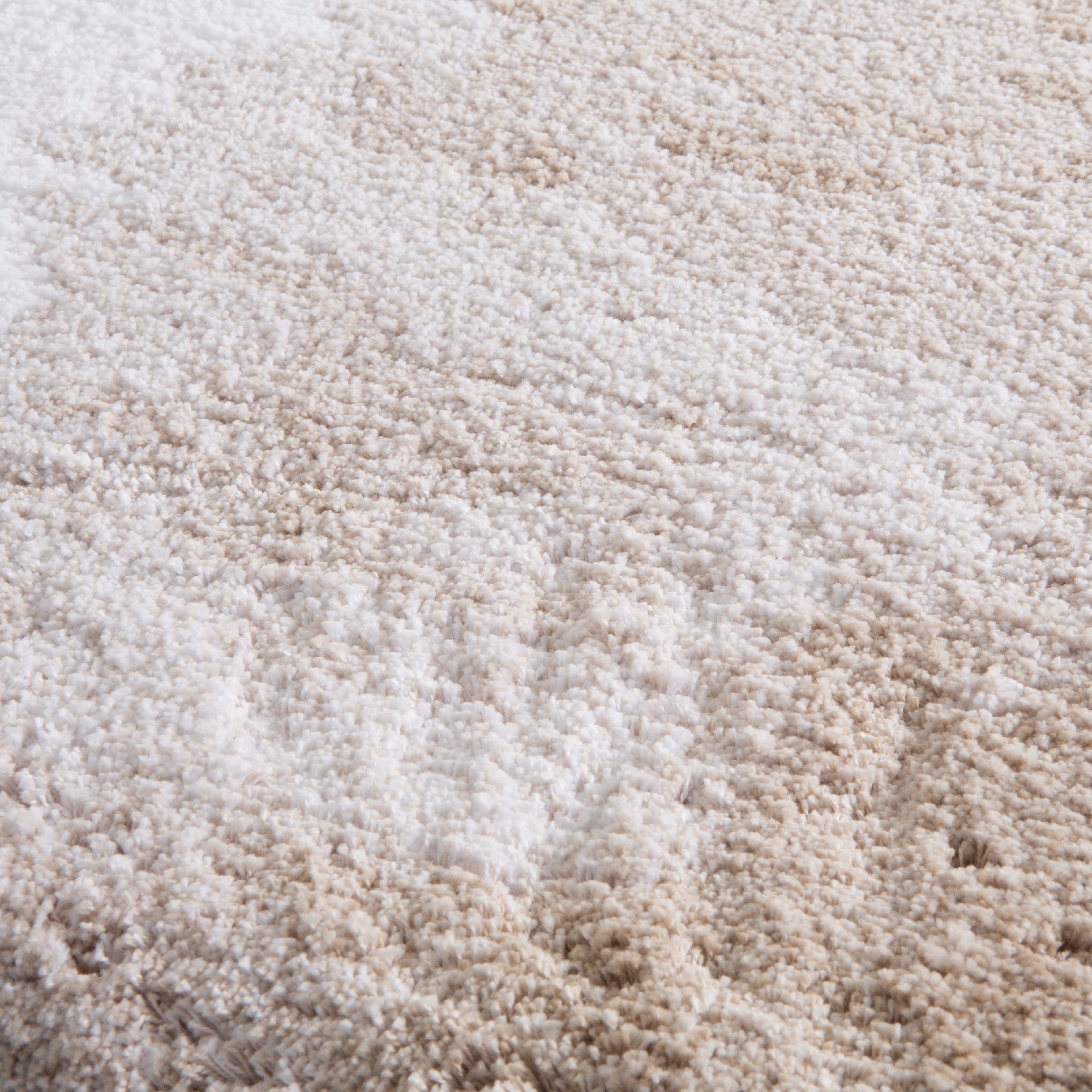 The Sand Bath Rug is made in Portugal with a GZA long staple Egyptian cotton, which guarantees extraordinary softness, volume and excellent absorption capacity.