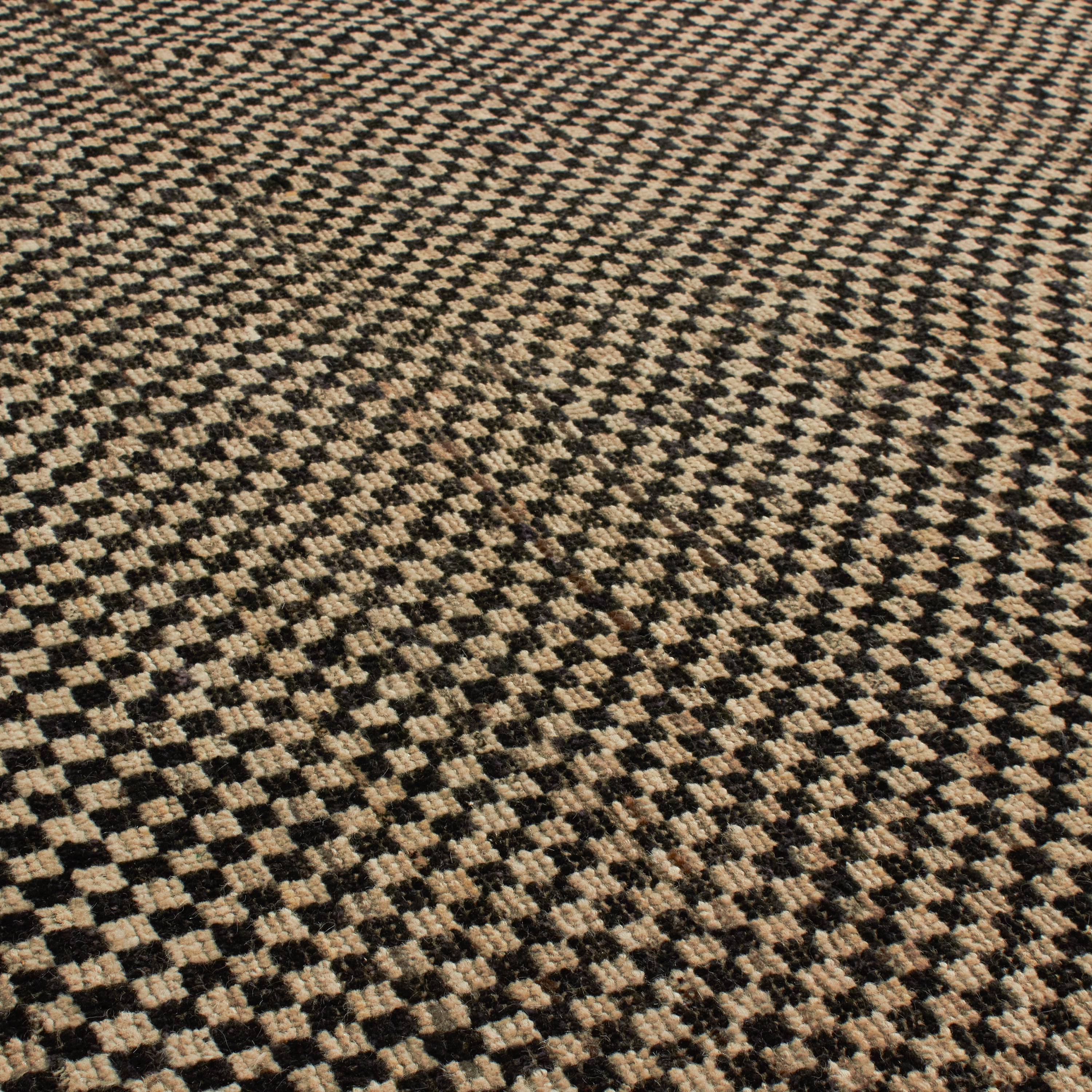 Revered for its lustre and soft hand, the natural qualities of wool from ancient Karakul sheep are honoured through restraint and refinement.