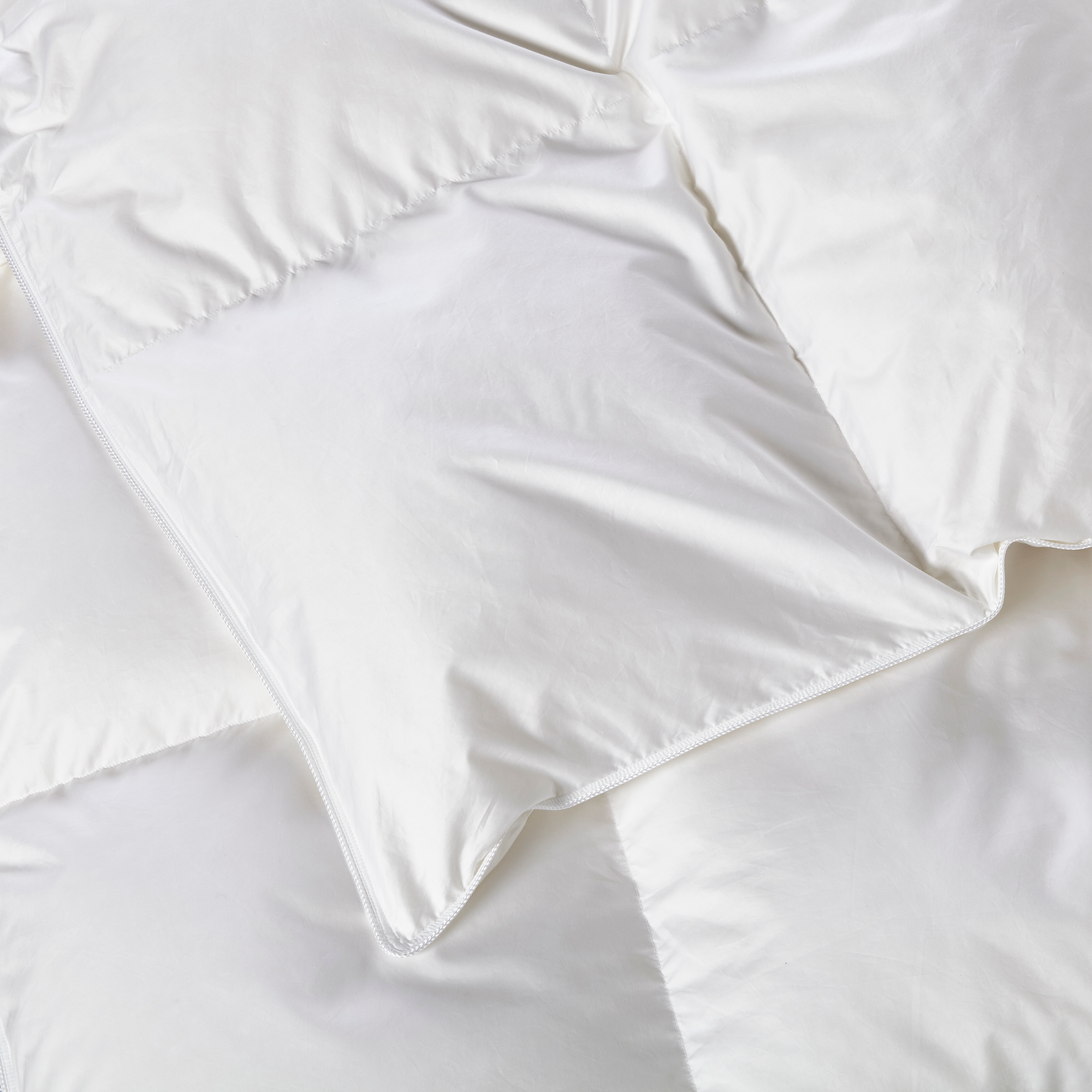 This duvet is made with white goose down from Poland that is highly regarded for its exceptional quality and features the comfort of 600 Fill Power.