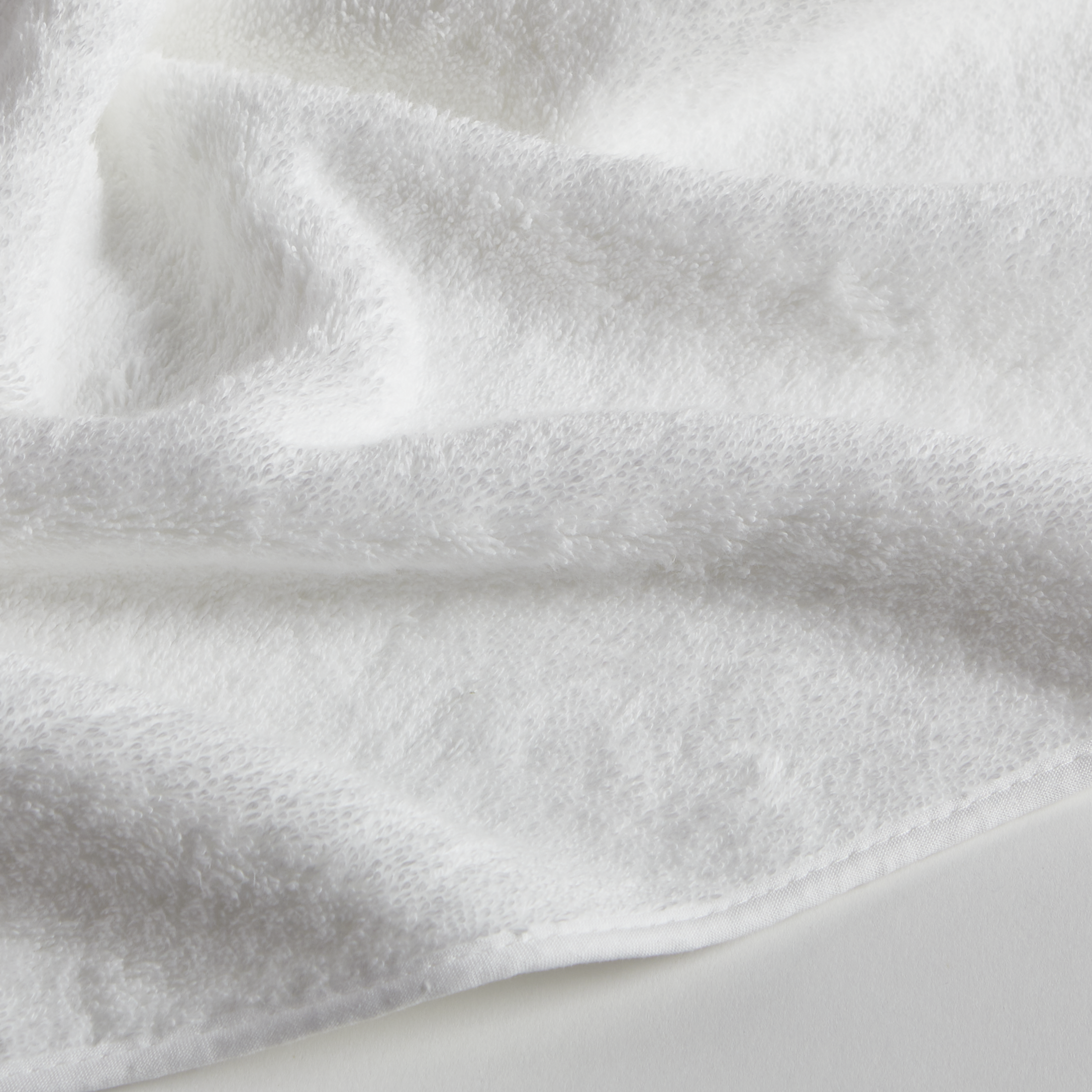 Made from luxurious long-staple cotton, Hudson features tailored cotton piping in white, black, grey or charcoal.